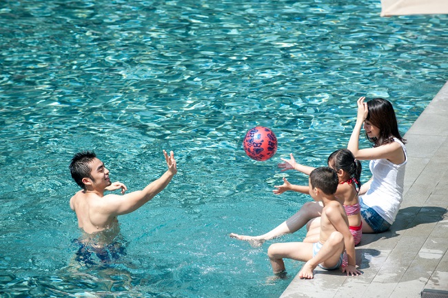 Tips berenang di kolam renang umum dengan aman